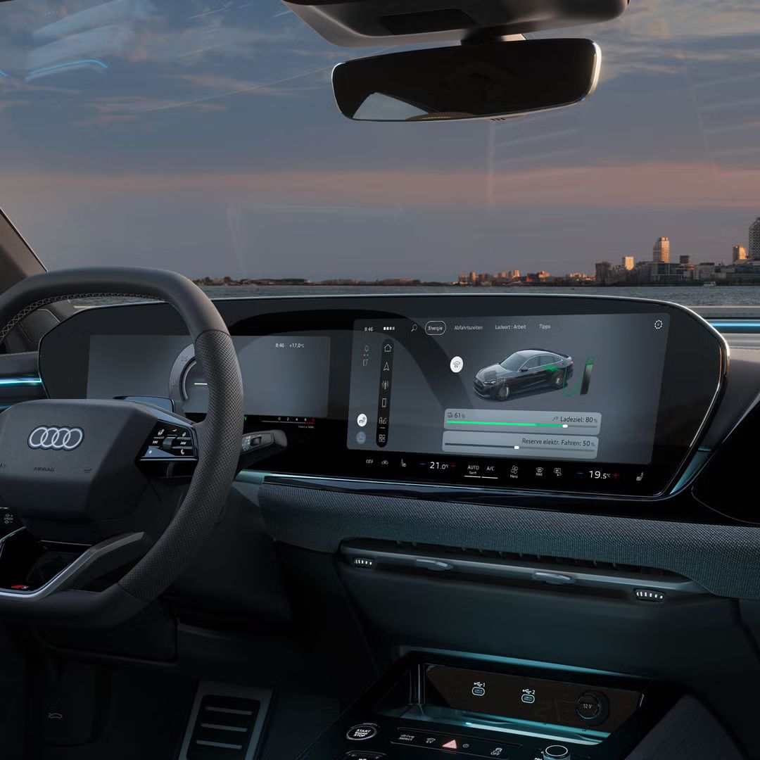 Blick in das Cockpit der A5 Limousine e-hybrid. Zu sehen sind unter anderem die Panoramadisplays und Ambiente Lichter.