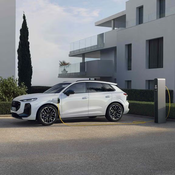 Seitenansicht eines Audi Q3 SUV e-hybrid