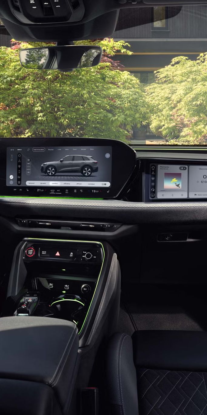 Blick von der Rückbank in das Cockpit des Q5 SUV. Im Fokus steht das Panoramadisplay mit dem Audi Virtual Cockpit und dem MMI Display.	