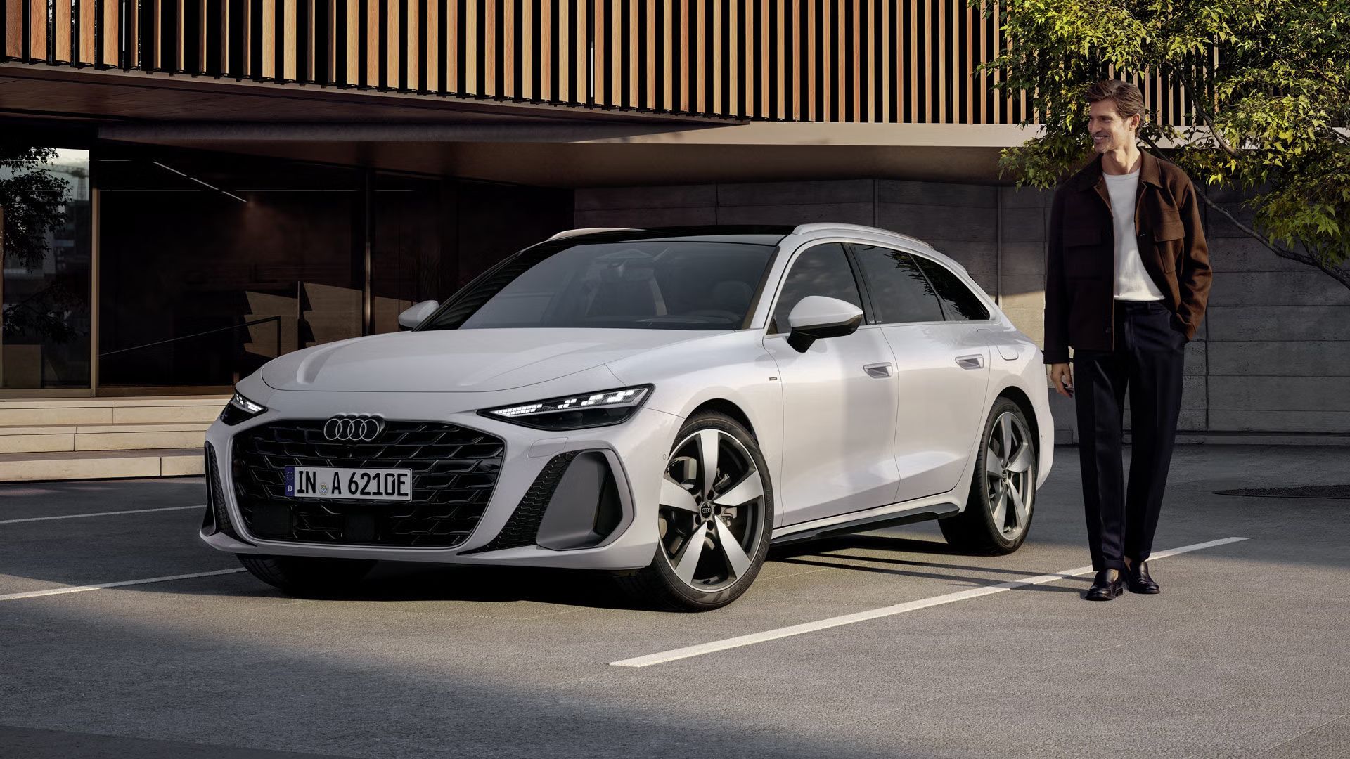 Seitliche Frontansicht eines weißen Audi A6 Avant e-hybrid