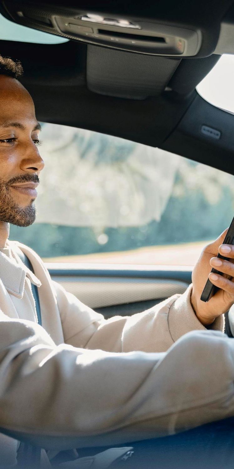 Ein Mann bedient das Touch Display in einem Audi.