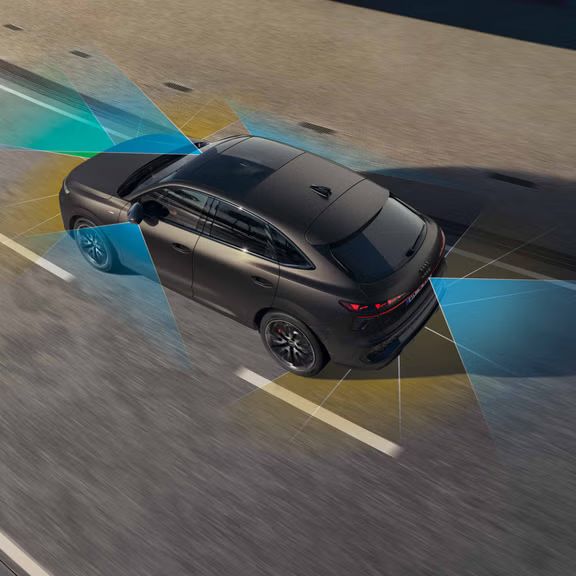 Ansicht eines Audi Q3 Sportback von oben mit grafischer Darstellung des adaptiven Fahrassistenten.