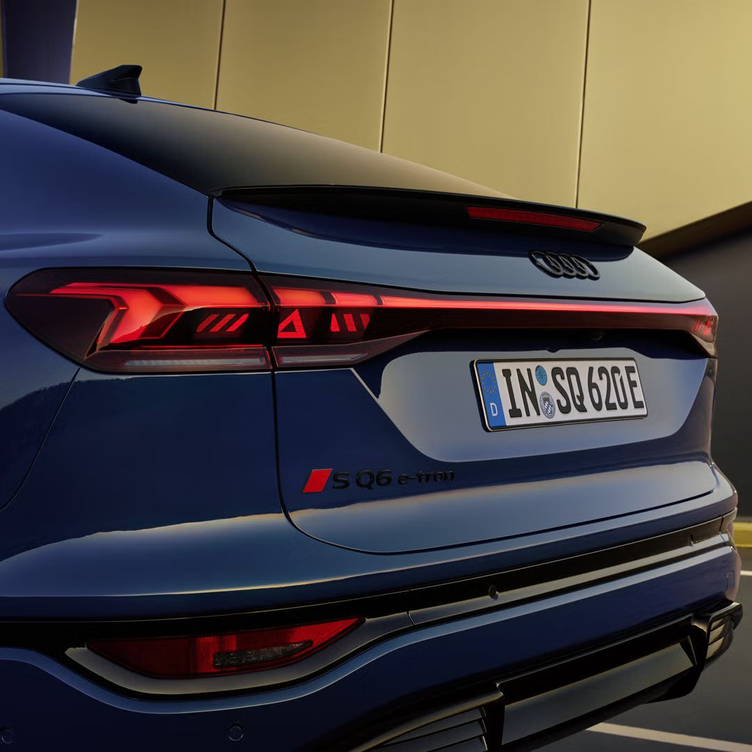 Nahaufnahme der linken, hinteren Heckleuchte des SQ6 SUV e-tron.