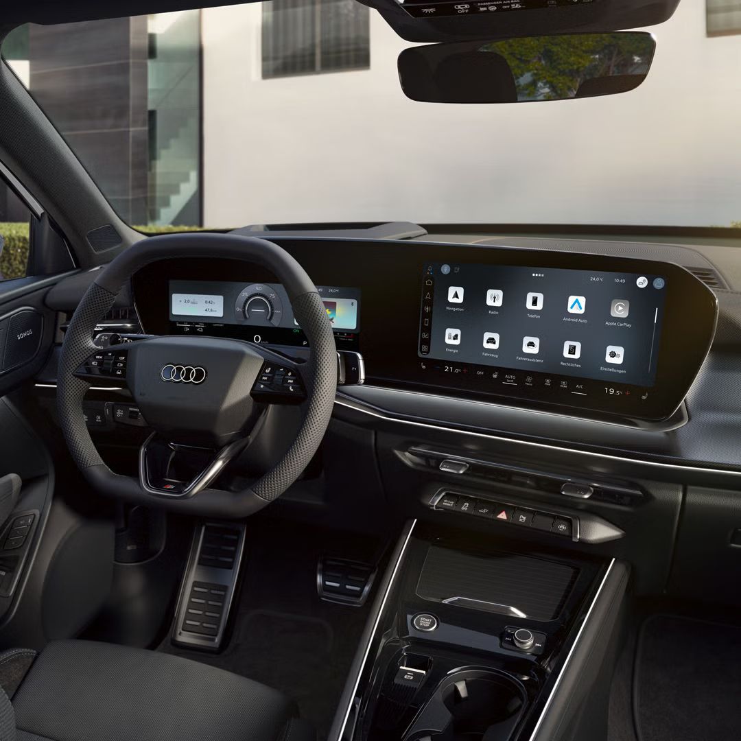 Das Cockpit des Q3 SUV e-hybrid mit Fokus auf die Fahrerarmatur und das Panoramadisplay.