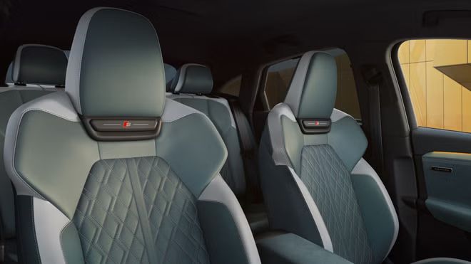 Der vordere Innenraum des SQ6 Sportback e-tron aus Perspektive des Beifahrerfensters. Die Sitzbezüge sind in Leder Feinnappa mintgrau Audi exclusive mit Kontrastnähten in Diamantsilber.