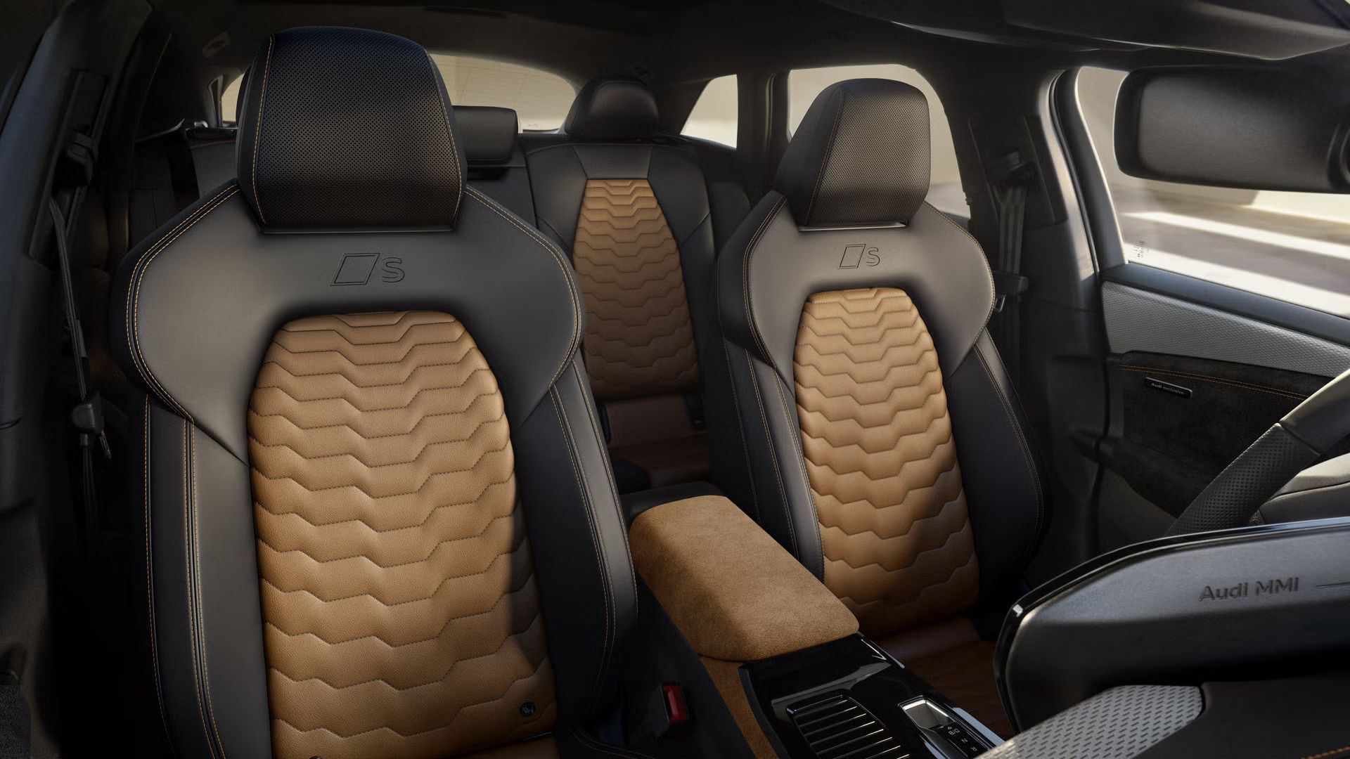 Innenraum des A6 Avant e-tron von vorne. Die Sitze erscheinen in dem Audi Exclusive Designpaket schwarz/cognacbraun. 