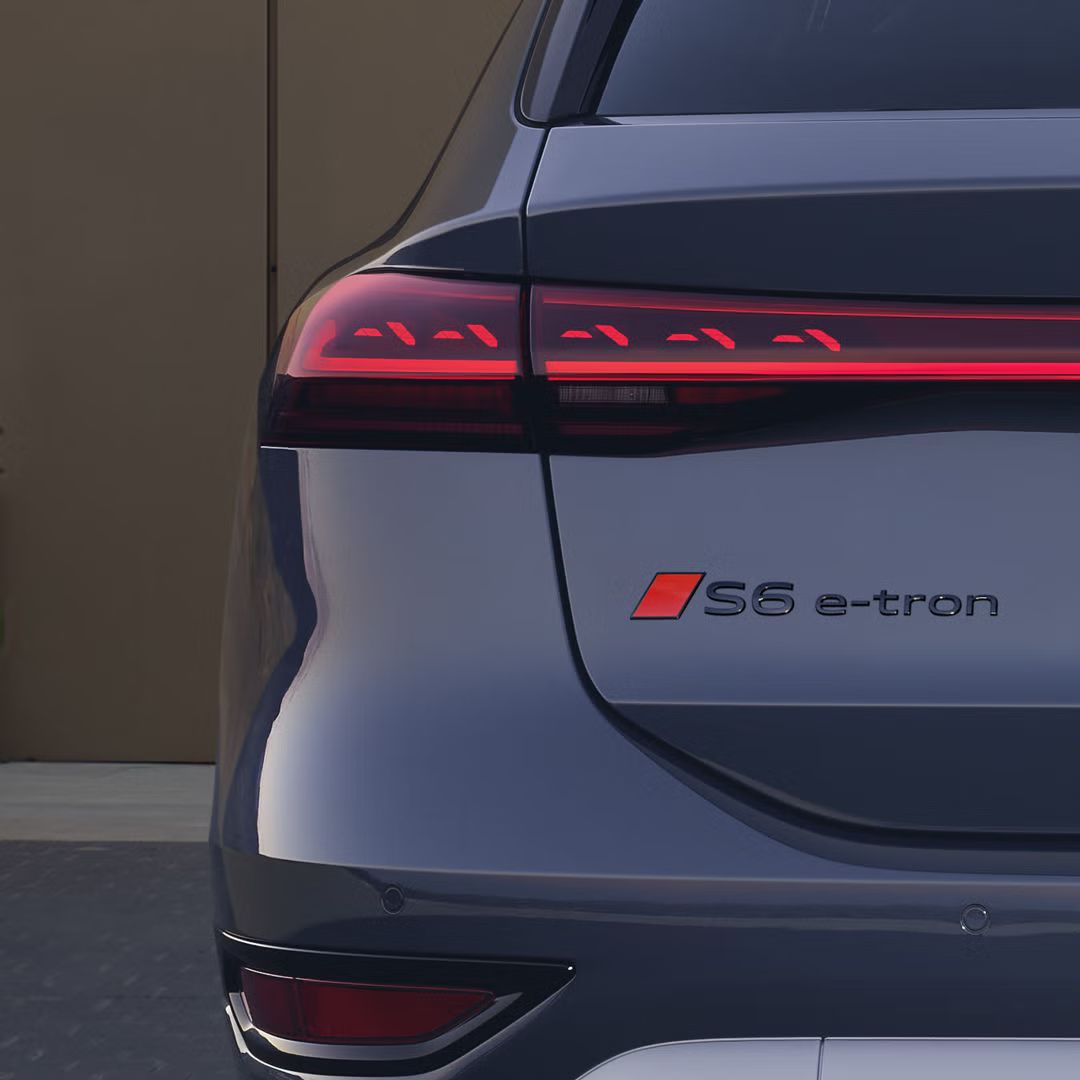 Nahaufnahme der hinteren, linken Heckleuchte des S6 Avant e-tron. 