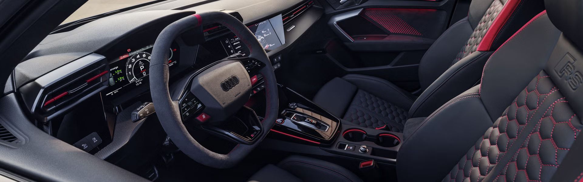 Blick ins Fenster der Fahrerseite auf das Cockpit der RS 3 Limousine.