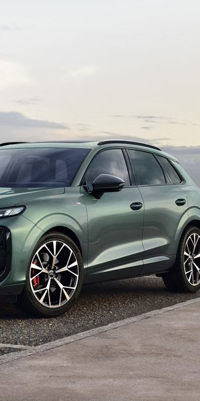 Grüner Audi Q3 SUV steht auf einem Parkplatz