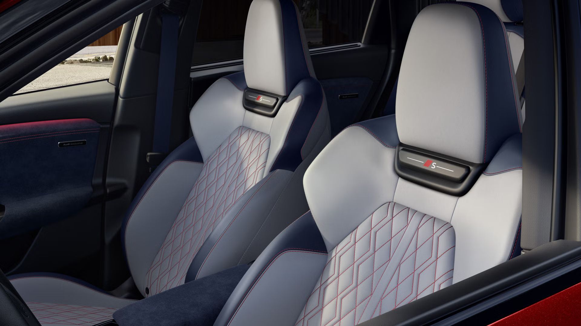 Die vorderen beiden Sitze des SQ6 SUV e-tron aus der Perspektive des Fahrerfensters. Sitzbezüge in Diamantsilber/Baikalblau sowie Kontrastnähten in Rot.