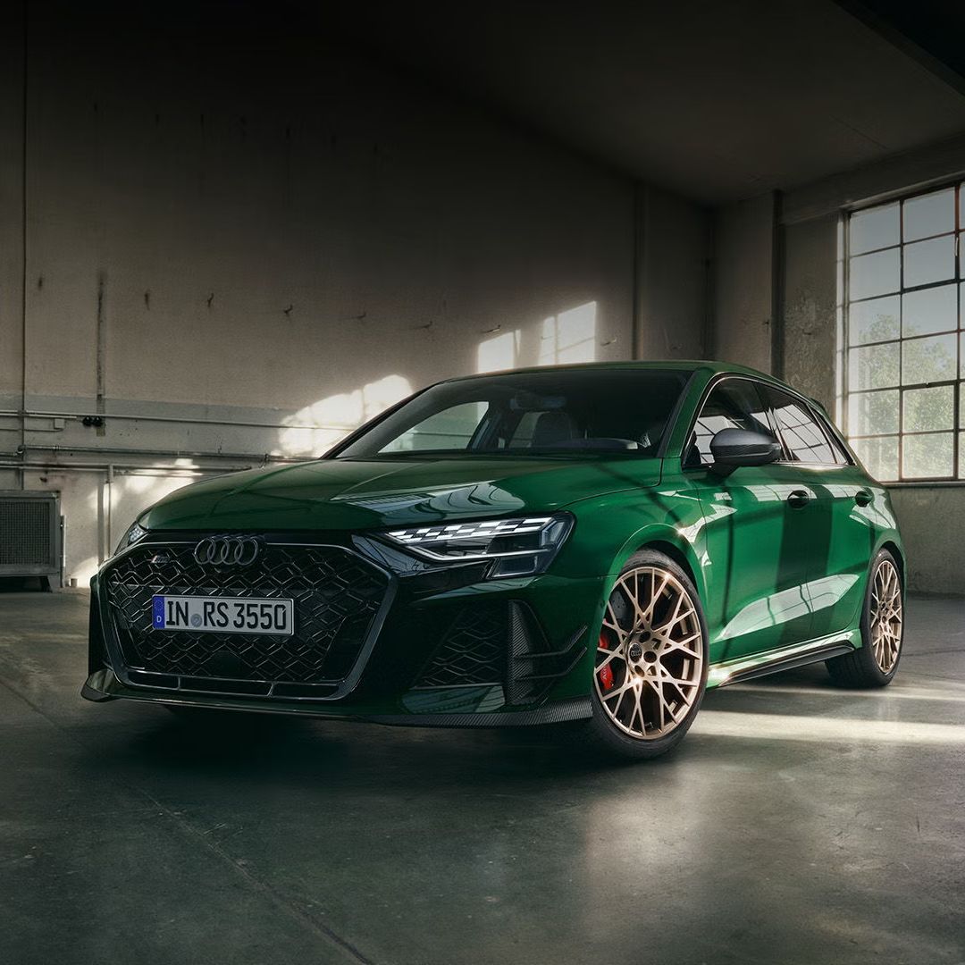 Ein grüner Audi RS 3 Sportback competition limited in einer lichtdurchfluteten Garage.