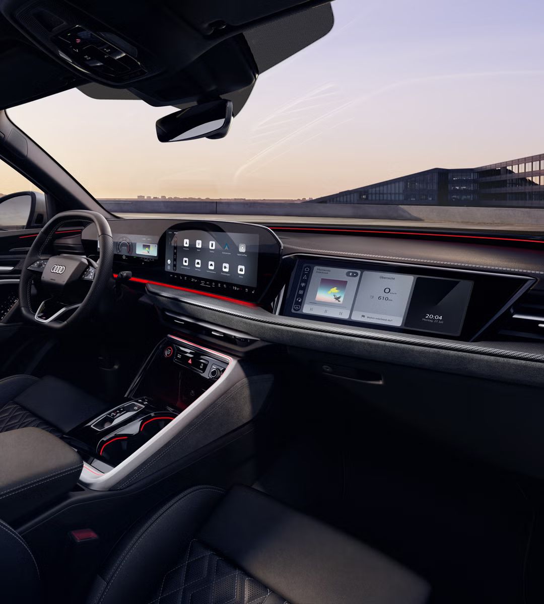 Blick durch das Beifahrerfenster in das Cockpit des SQ5 SUV. Zu sehen sind unter anderem das Panoramadisplay, das MMI Beifahrerdisplay, sowie die rote Ambiente Beleuchtung.
