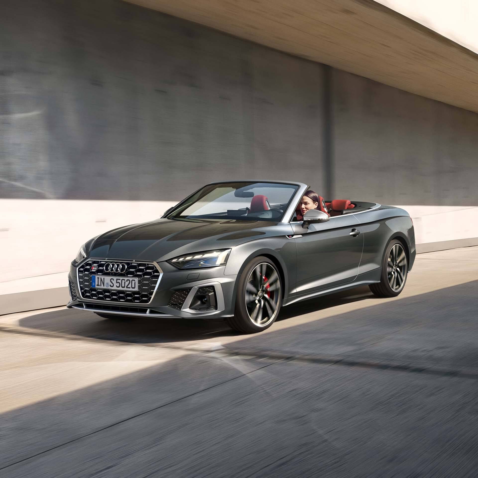 Fahrendes Audi S5 Cabriolet