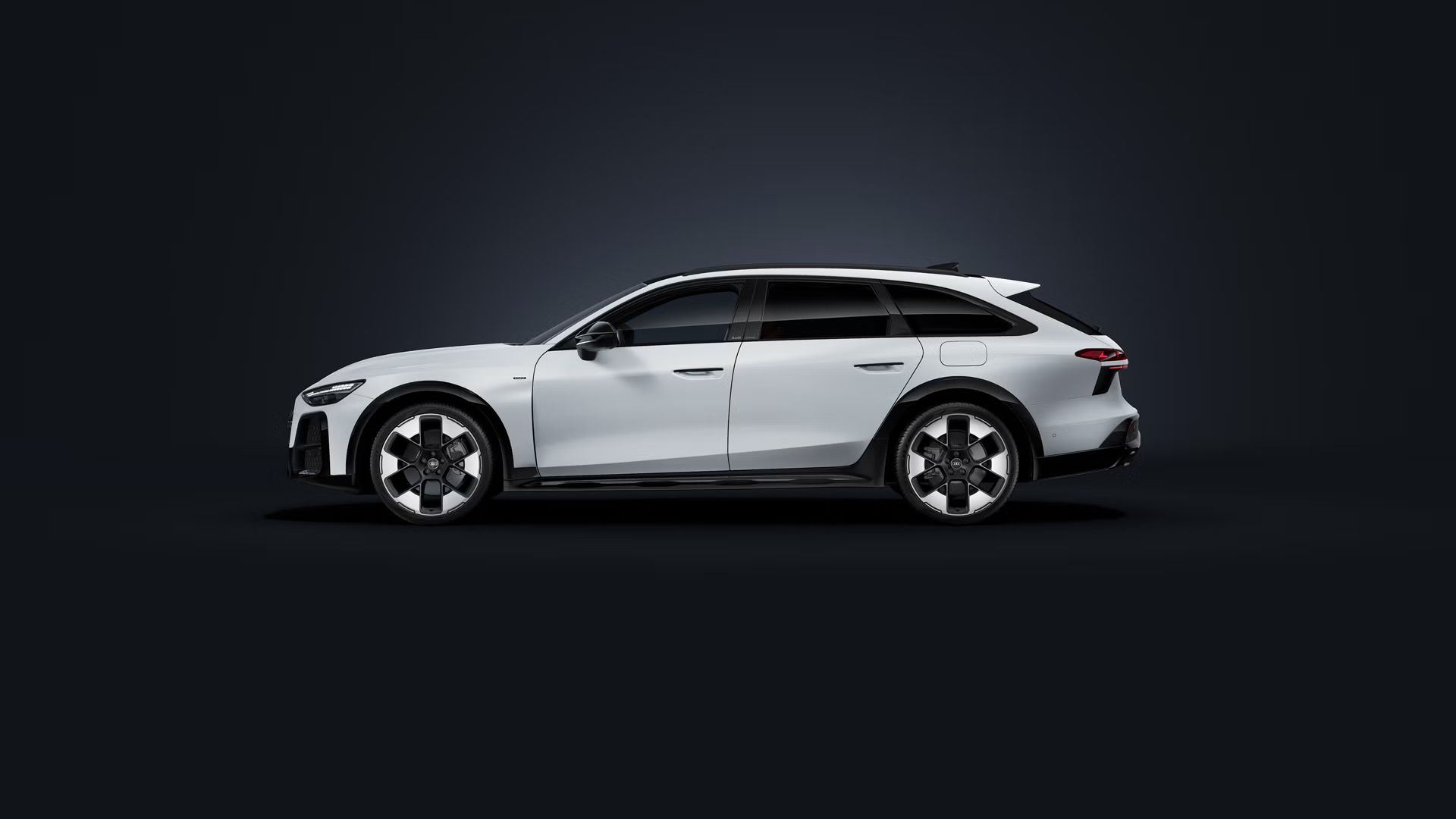 Der Audi A6 allroad e-hybrid von der Seite auf dunklem Hintergrund.