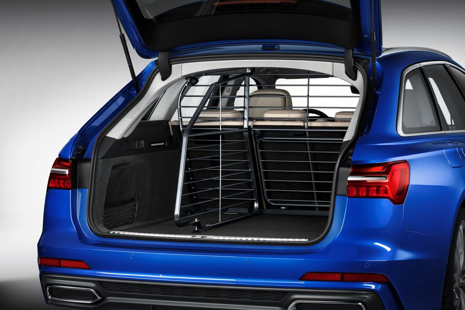 Längs und Quer nutzbares Hundeschutzgitter verbaut im Kofferraum eines Audi