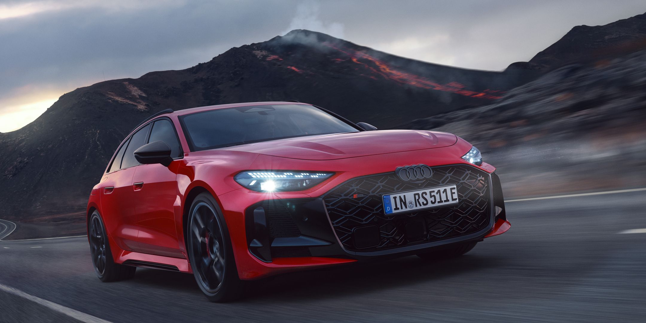 Der RS 5 Avant von schräg vorn fährt auf einer Gebirgsstraße in vulkanischer Umgebung.