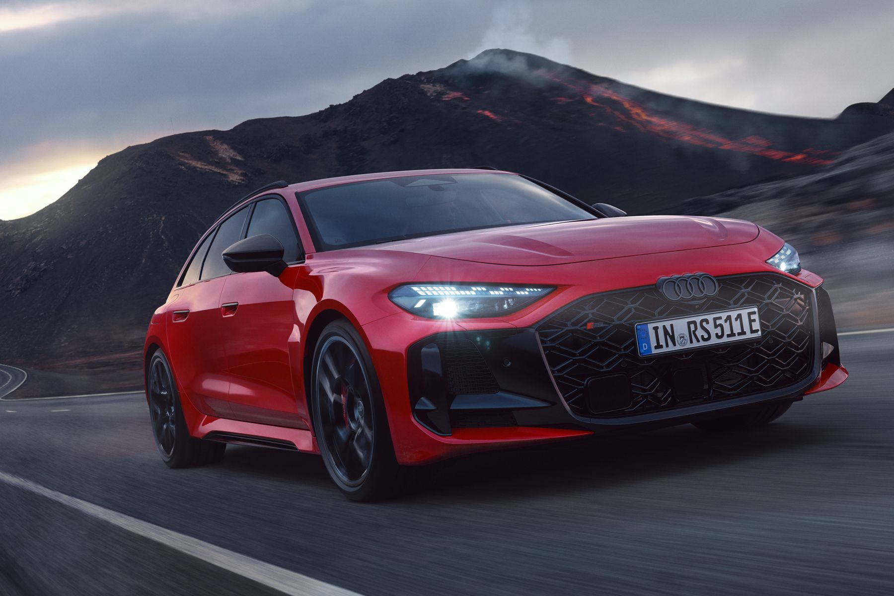 Der RS 5 Avant von schräg vorn fährt auf einer Gebirgsstraße in vulkanischer Umgebung.