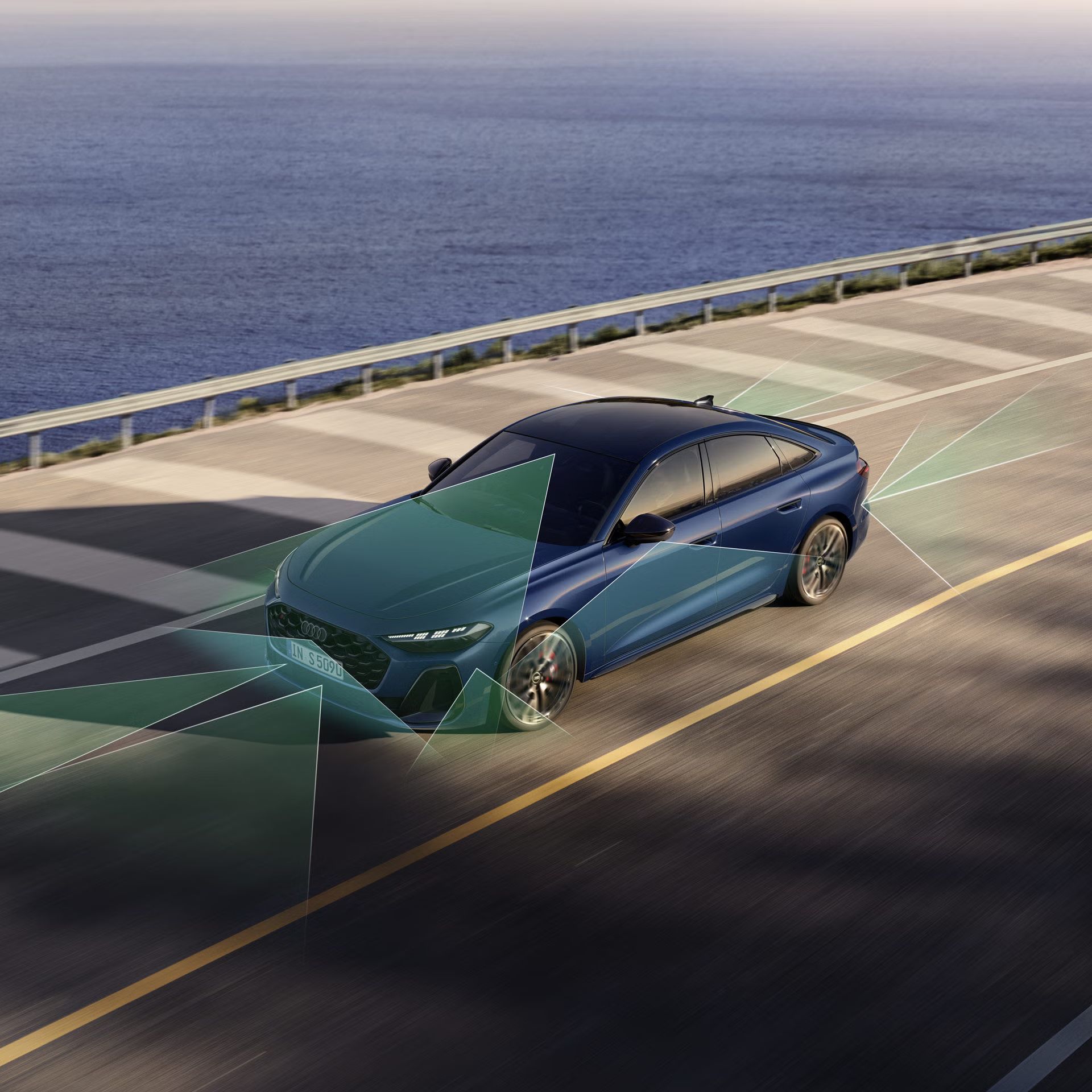 Die S5 Limousine von schräg oben, während sie auf einer Straße, am Ufer eines Gewässers entlangfährt. Vom Heck und der Front aus unterteilen grüne und blaue Vektoren die Flächen hinter und vor dem Fahrzeug. 