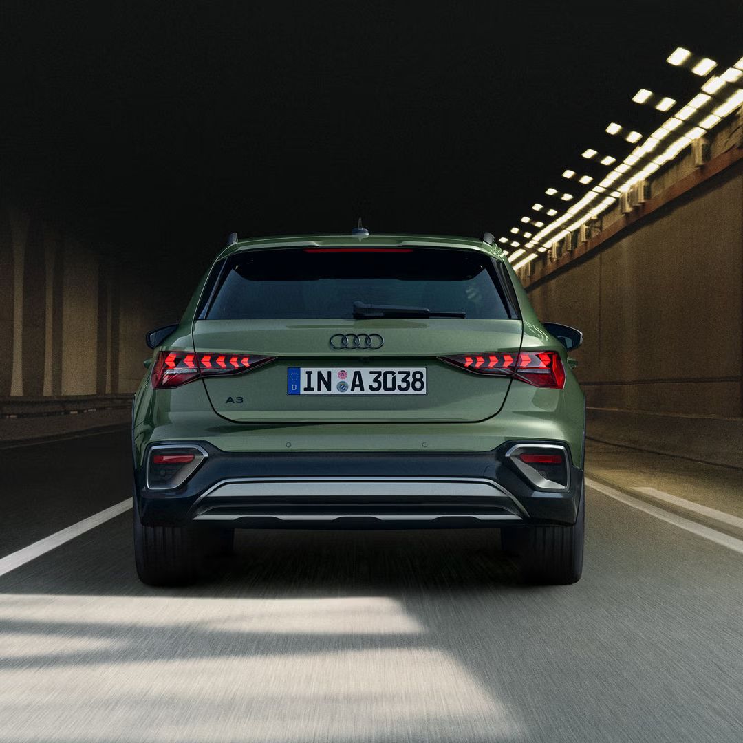 Der Audi A3 allstreet von hinten fährt durch einen Tunnel.