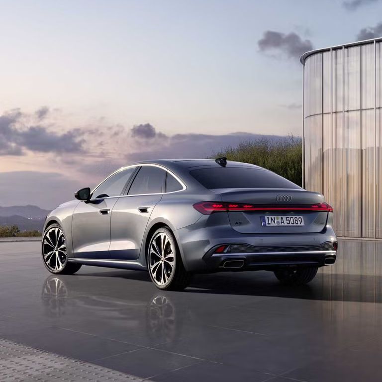 Seitliche Heckansicht einer grauen Audi A5 Limousine