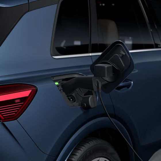 Nahaufnahme von hinten rechts auf den geöffneten Ladeanschluss des Q4 SUV e-tron.