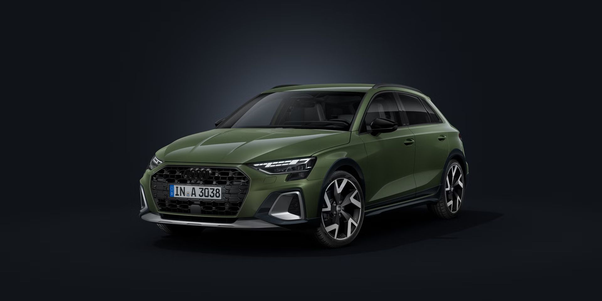 Der Audi A3 allstreet frontal von vorn auf dunklem Hintergrund.