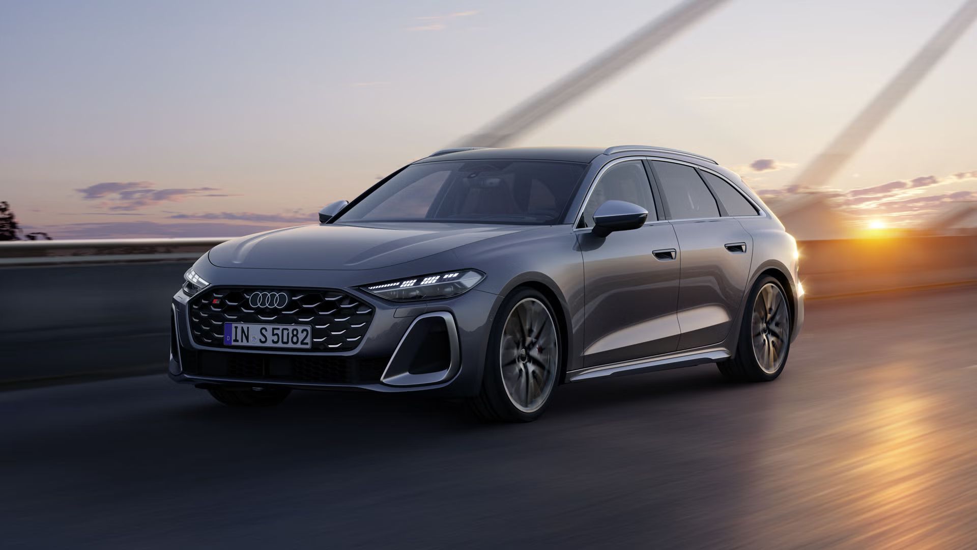 Dynamische Fahraufnahme des Audi S5 Avant