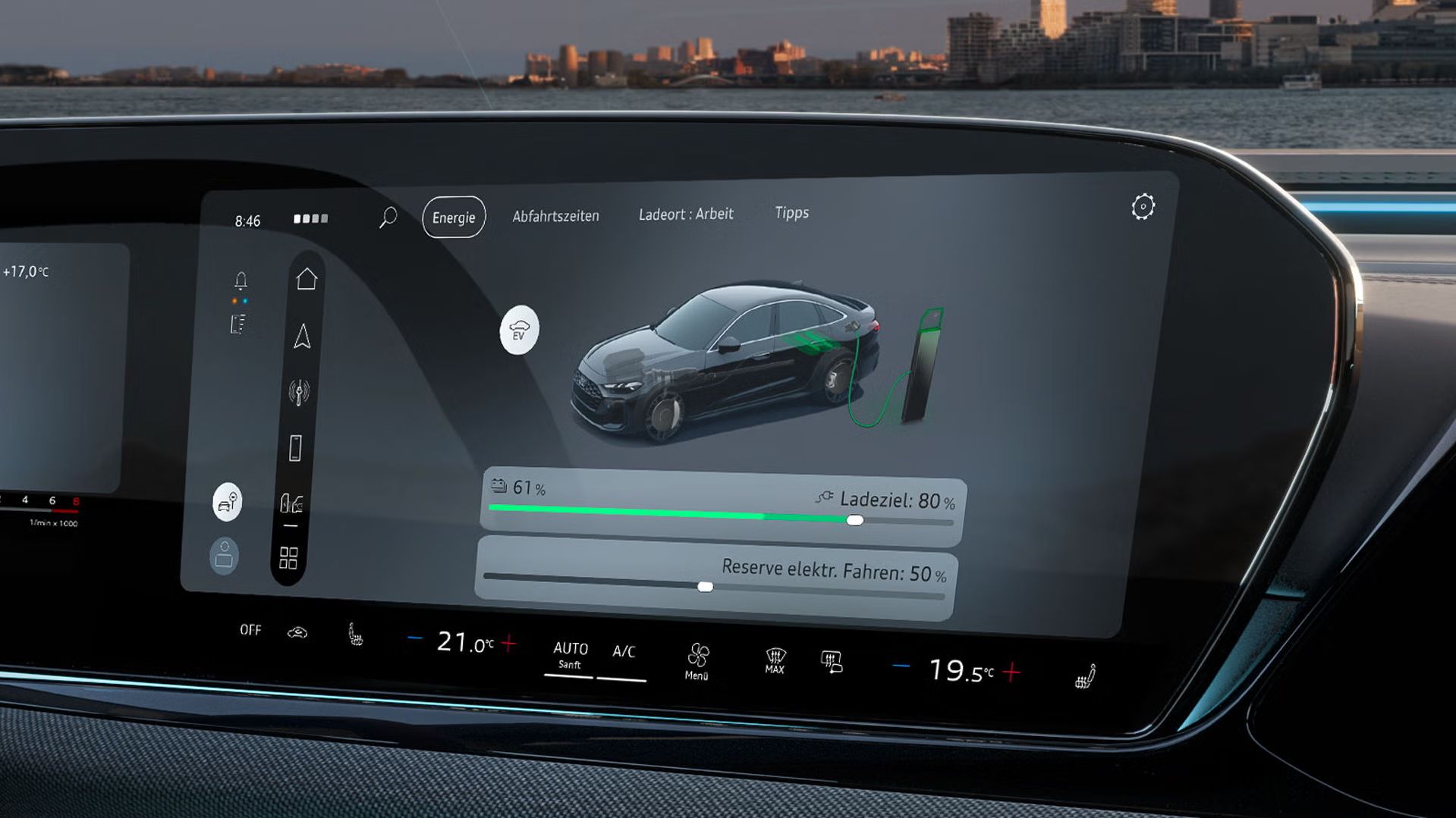 Nahaufnahme des MMI-Displays in der A5 Limousine e-hybrid. Auf diesem wird der aktuelle Ladezustand, sowie ein Slider zur Regelung der Reserve angezeigt.