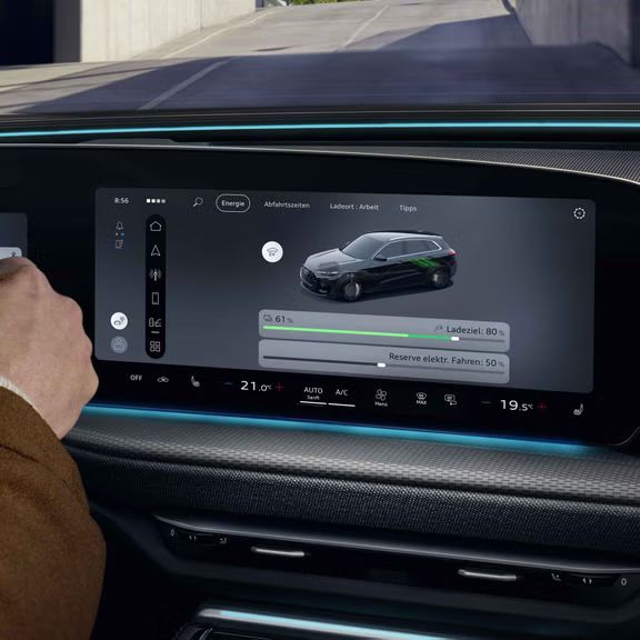 Nahaufnahme des MMI Displays im Cockpit des Q5 SUV e-hybrid. Auf dem Bildschirm sind die verschiedenen Fahrmodi des Fahrzeuges zu sehen.