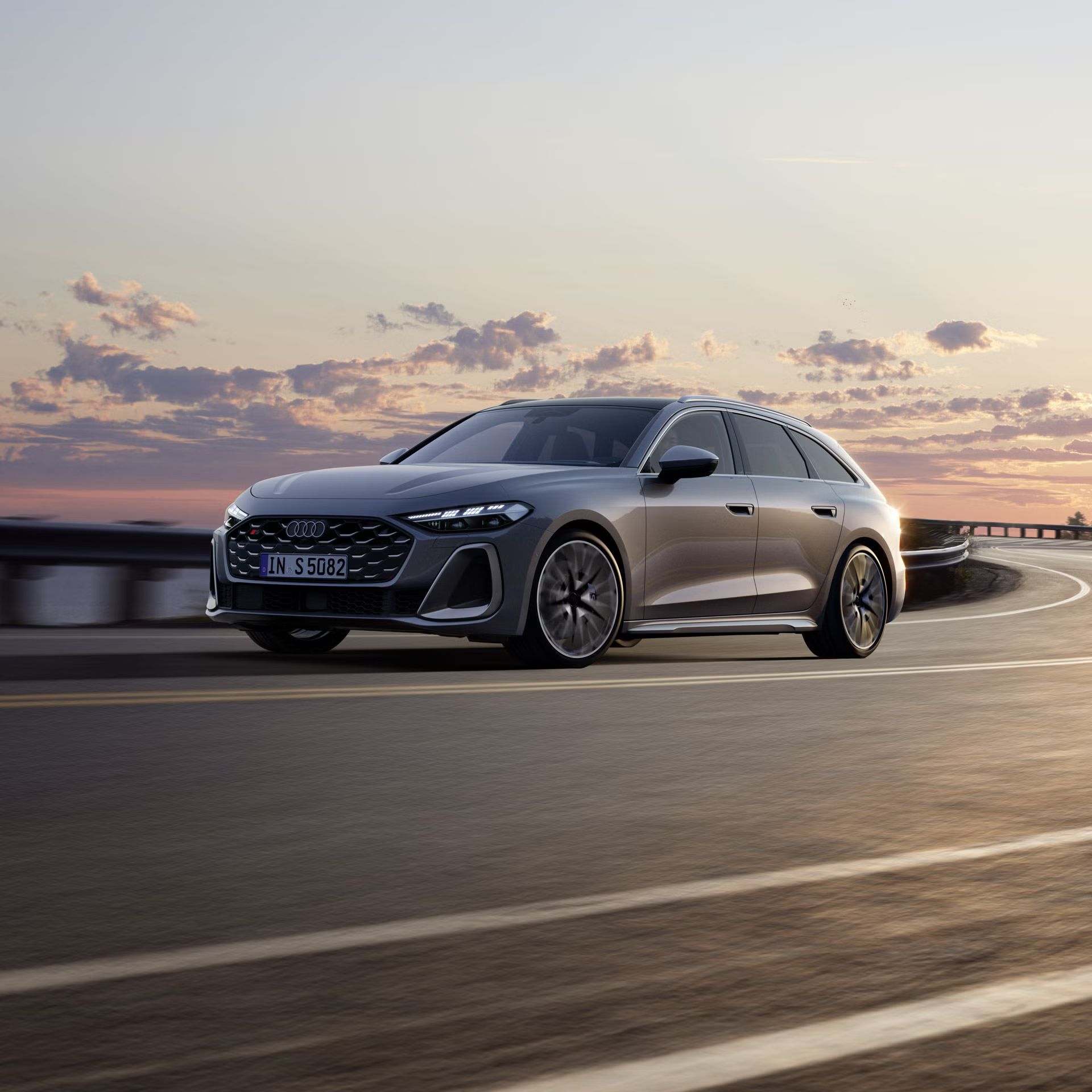 Der S5 Avant im schrägen Frontprofil, während er eine Küstenstraße entlangfährt.