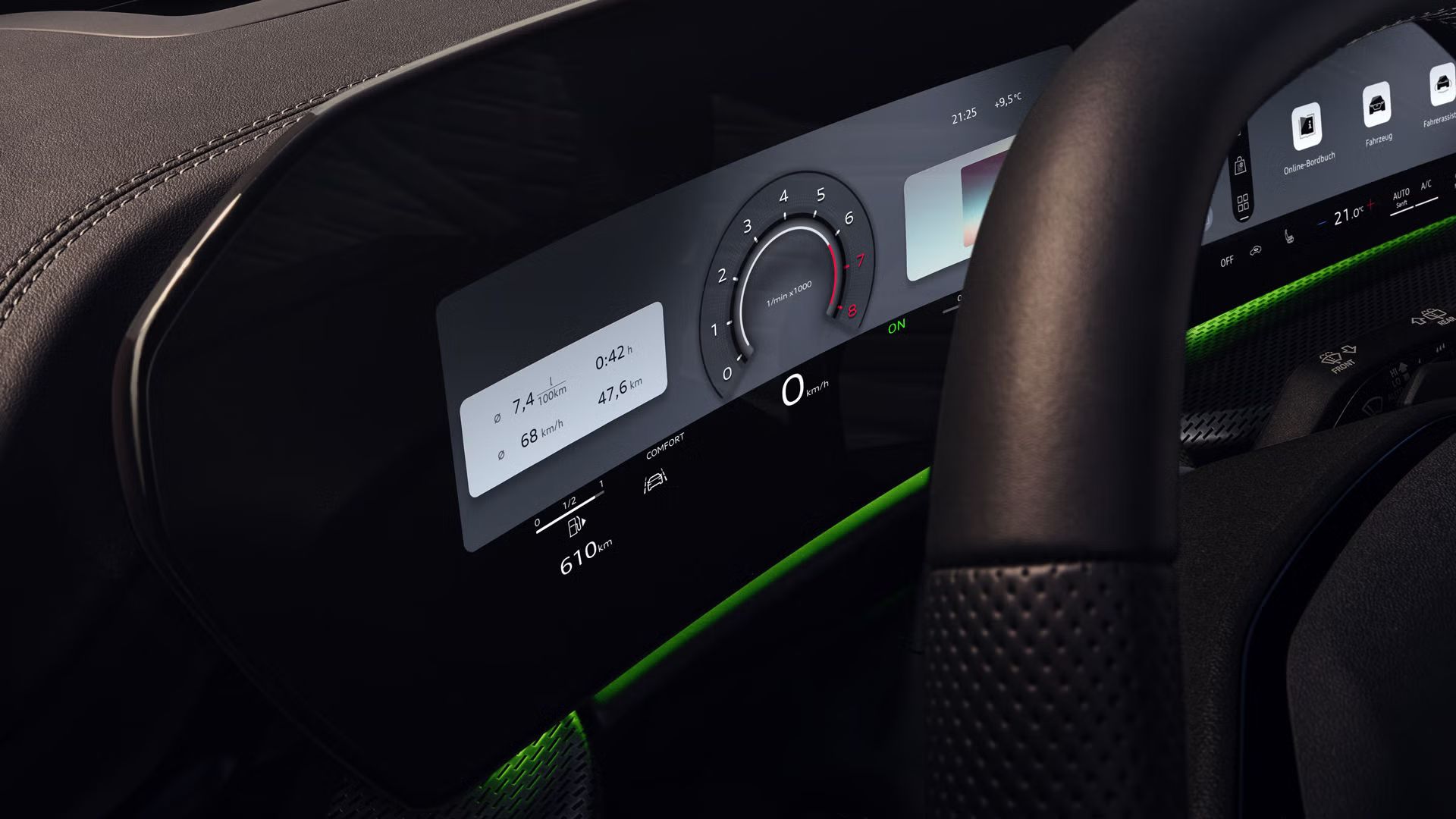 Blick durch das Fahrerfenster in das Cockpit des Q5 SUV. Zu sehen sind das Audi virtual cockpit auf dem Fahrerdisplay und das grüne Interaktionslicht am unteren Rand der Windschutzscheibe.