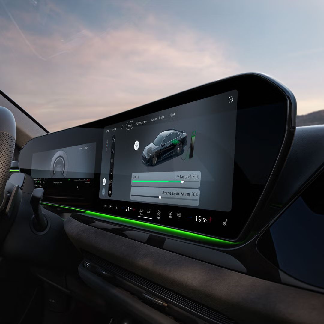 Nahaufnahme des Cockpits aus Beifahrerperspektive mit Fokus auf dem MMI-Display. Auf diesem wird der aktuelle Ladezustand sowie ein Slider zur Regelung der Reserve angezeigt.