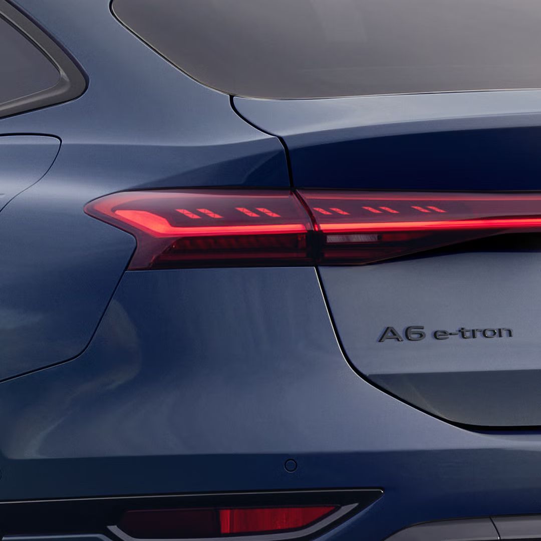 Nahaufnahme der hinteren, linken Heckleuchte des A6 Sportback e-tron. 