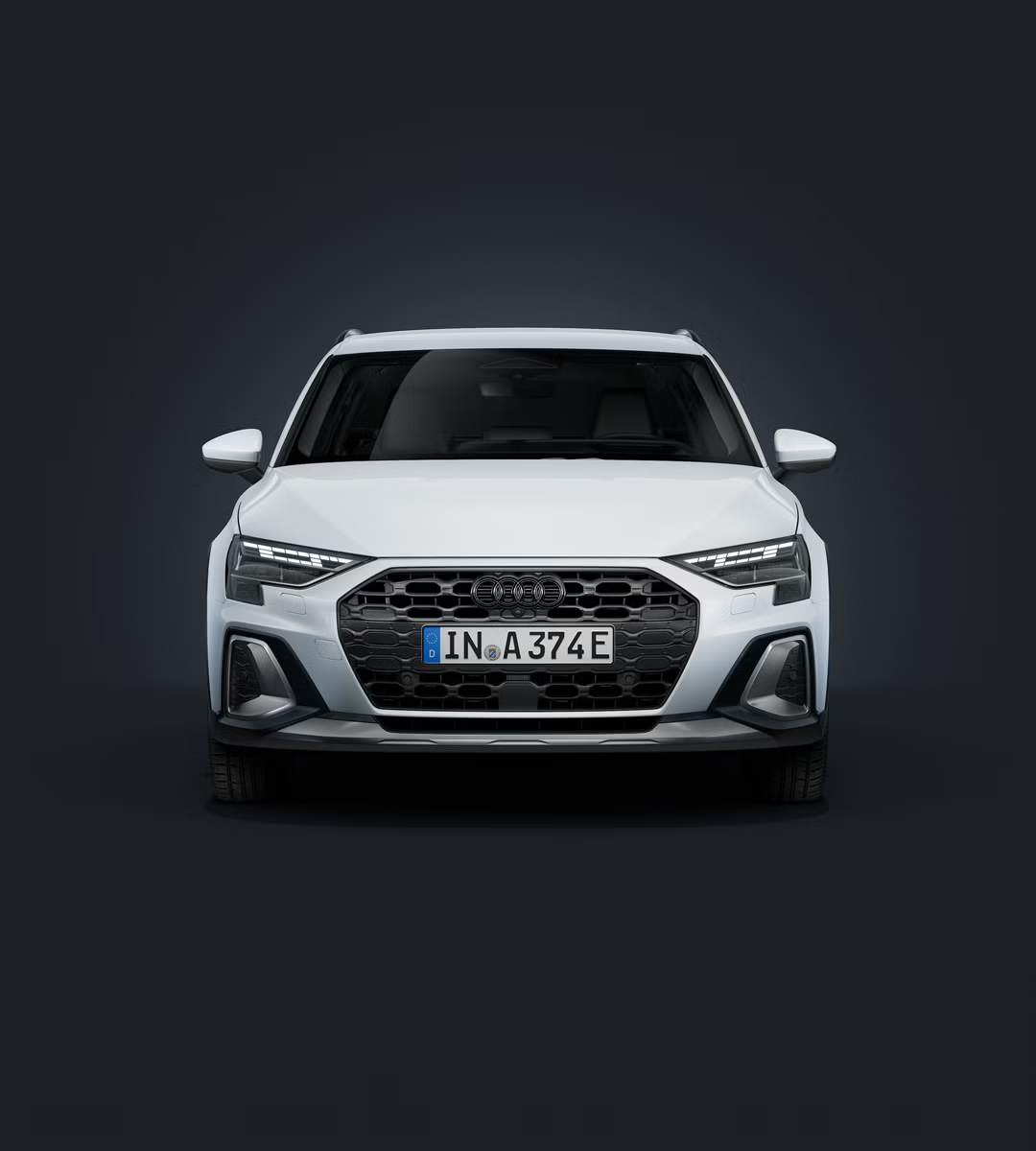 Der Audi A3 allstreet e-hybrid frontal von vorn auf dunklem Hintergrund.