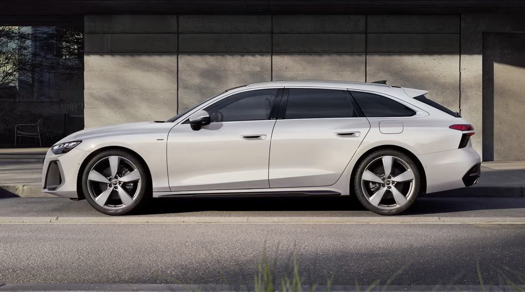 Seitenansicht eines weißen Audi A6 Avant e-hybrid