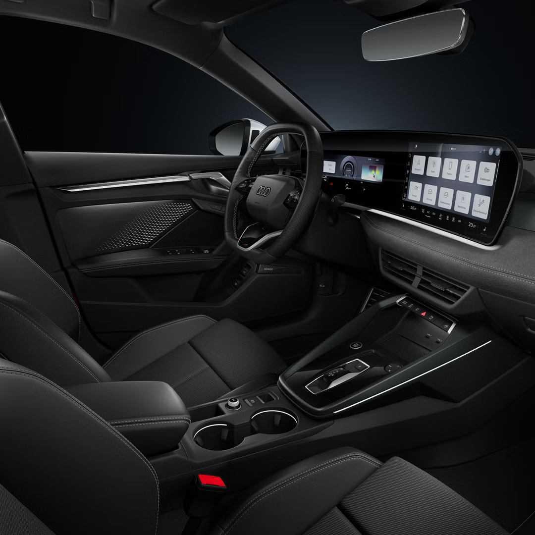 Blick von der Beifahrerseite auf das Cockpit mit Lenkrad, Mittelkonsole, digitale Displays und das Ambiente-Licht.