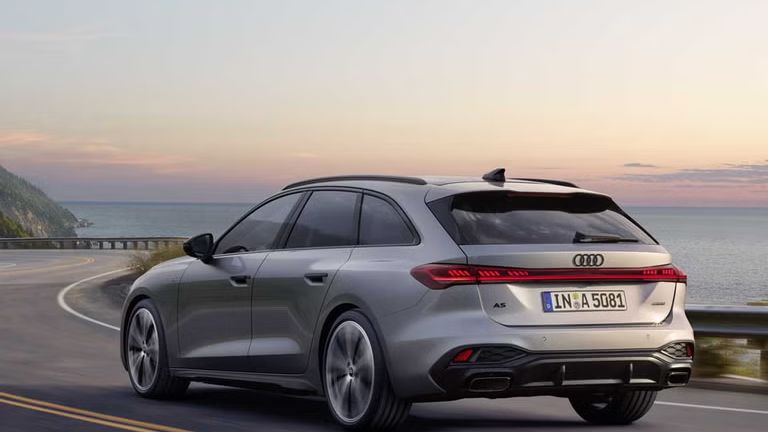 Dynamische Heckansicht des Audi A5 Avant