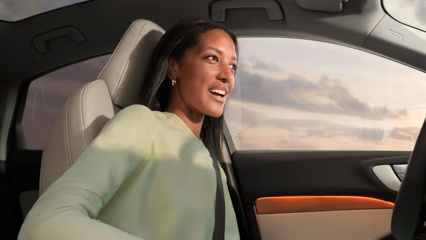 Eine Frau sitzt am Fahrersitz einer A5 Limousine