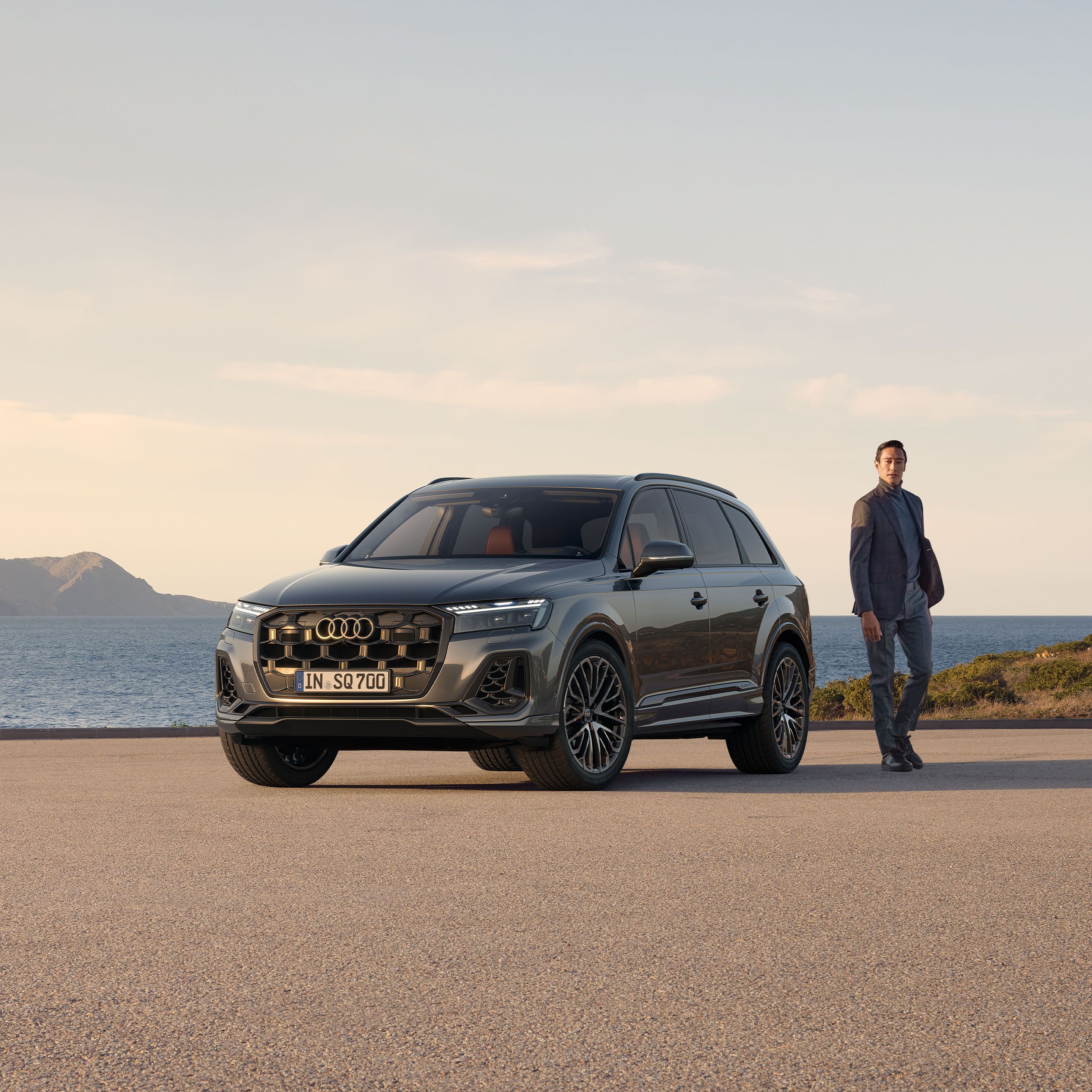Frontansicht eines Audi SQ7, ein Mann steht neben dem Fahrzeug.