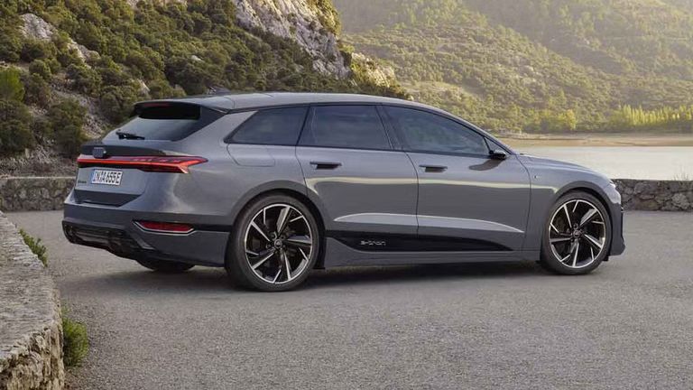 Ein grauer A6 Avant e-tron steht auf einem Platz vor einem Gewässer.