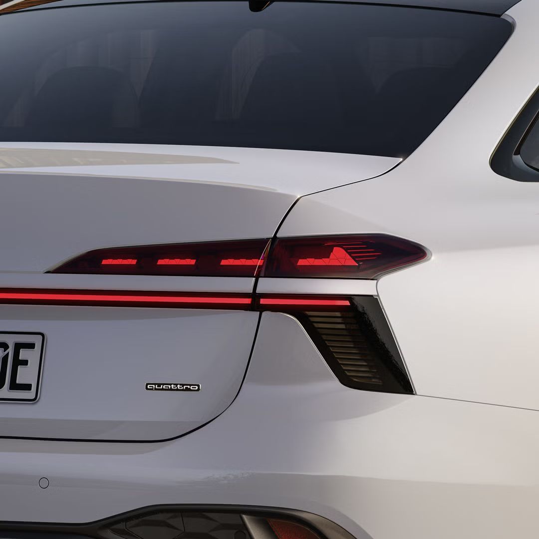 Nahaufnahme der OLED Heckleuchte mit dem dynamischen Blinklicht und dem durchgehenden Leuchtenband an der A6 Limousine e-hybrid.