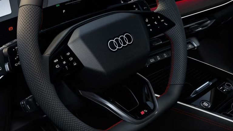 Lenkrad, Mittelkonsole und digitale Displays im Audi Q3 Sportback