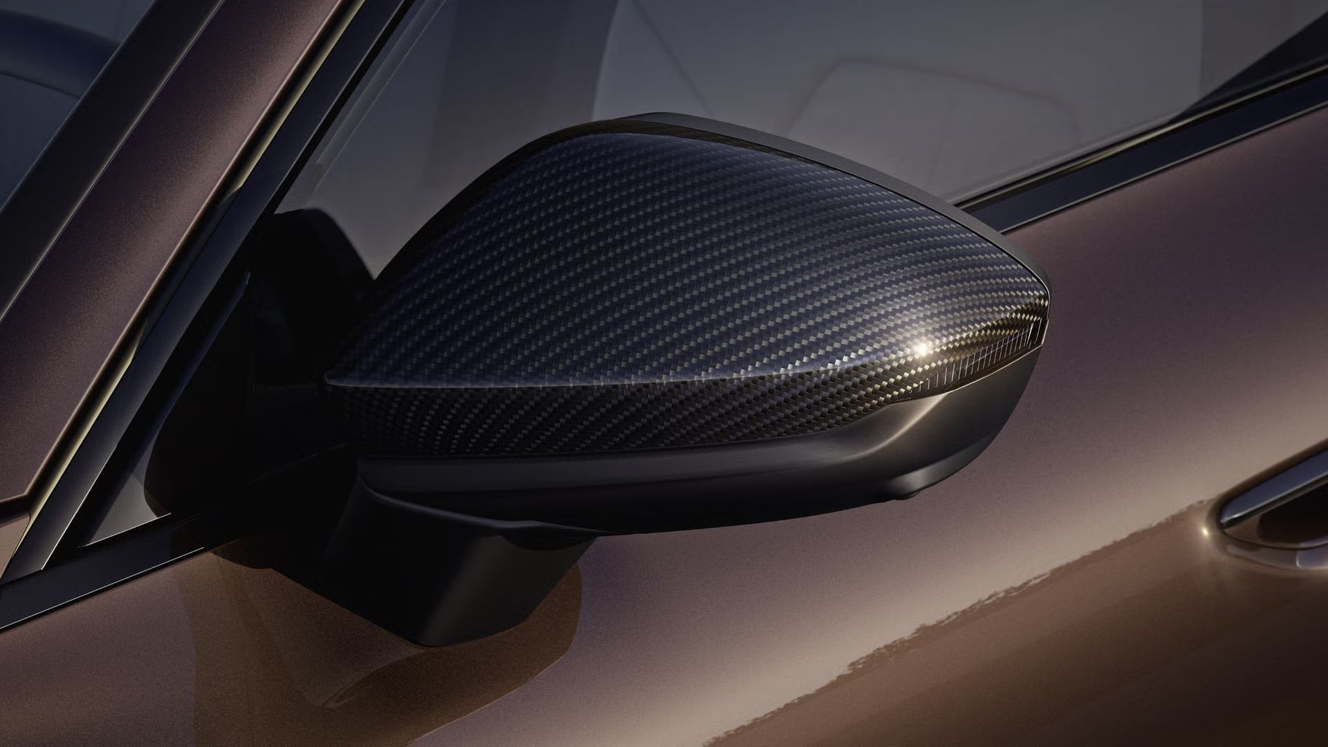 Nahaufnahme des Seitenspiegels der Fahrerseite aus Carbon.