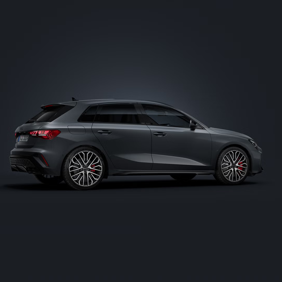Der Audi S3 Sportback steht auf dunklem Hintergrund und dreht sich leicht auf die rechte Seite.