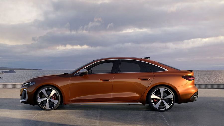 Die S5 Limousine steht im Seitenprofil auf einer Promenade an der Küste. Das Fahrzeug ist in Ipanemabraun Metallic lackiert.