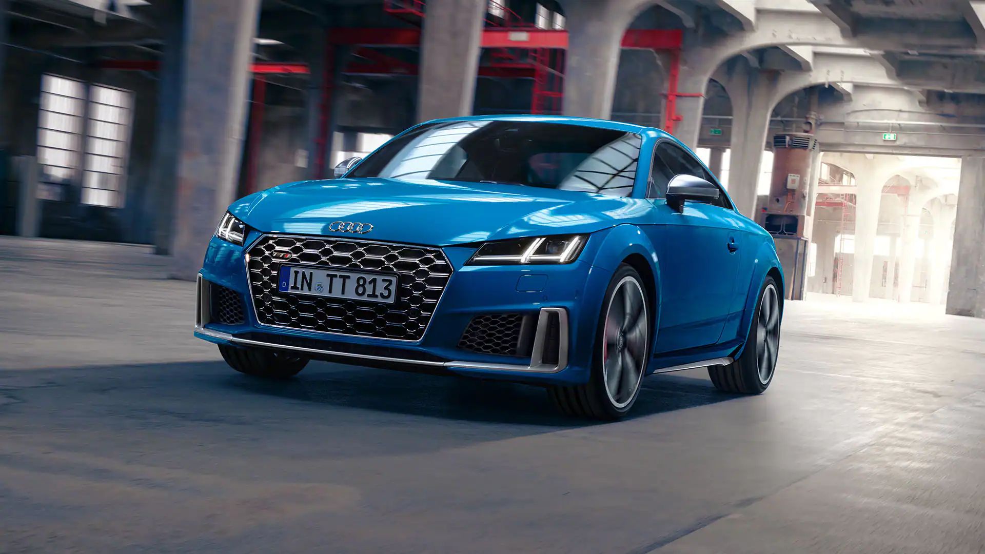 Audi TTS Coupé fährt durch eine Halle