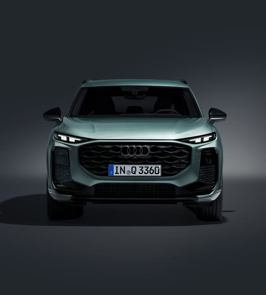 Der Q3 SUV in Frontansicht mit Fokus auf den großen Audi Singleframe-Grill.