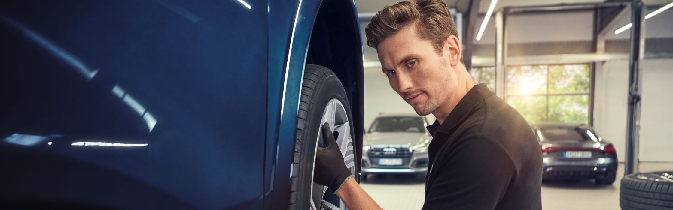 Ein Audi Mechaniker beim Räderwechsel