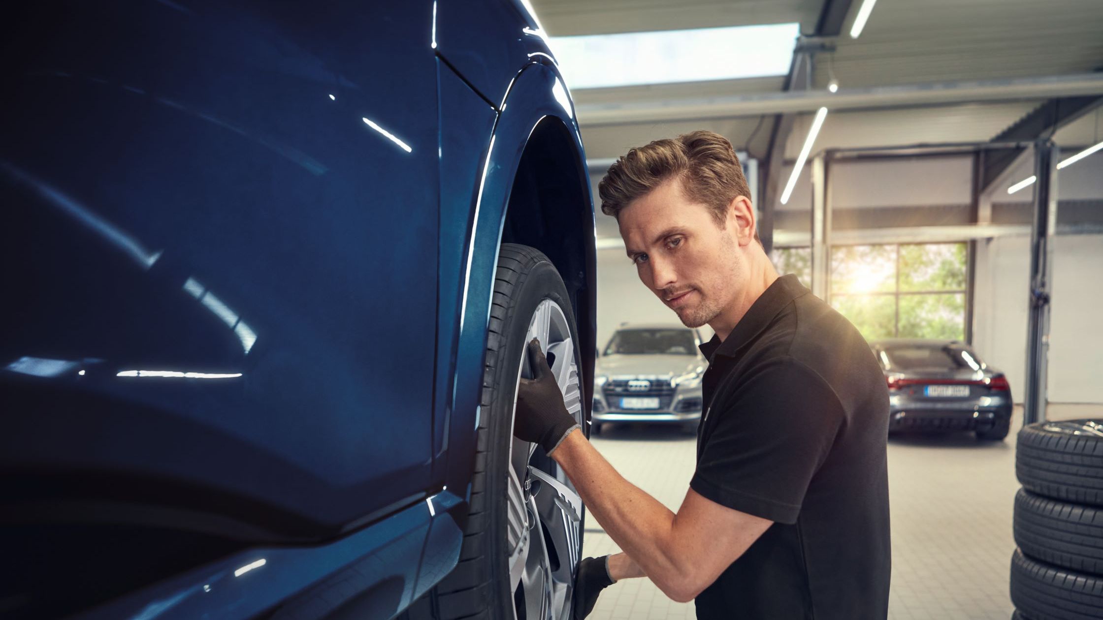 Ein Audi Mechaniker beim Räderwechsel