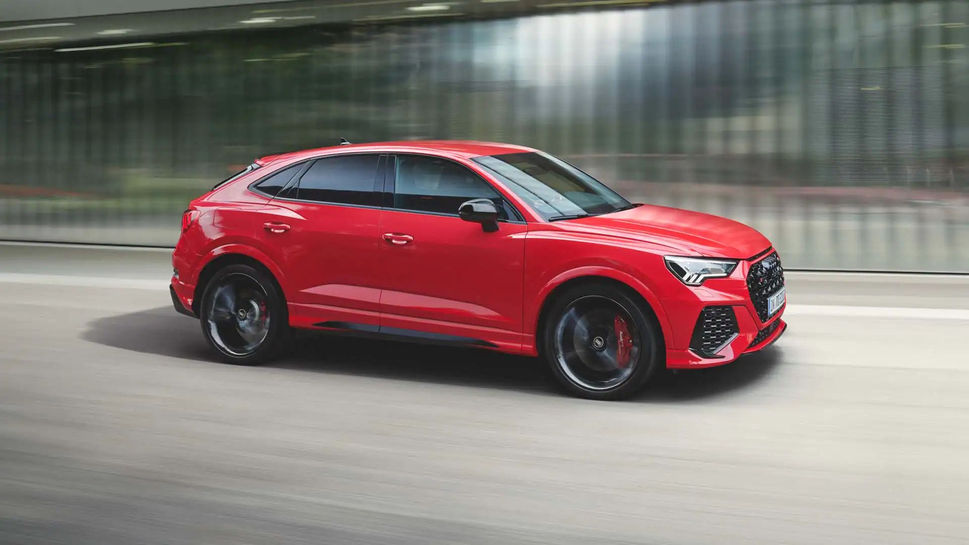 dynamische Seitenansicht des RS Q3 Sportback in Tangorot